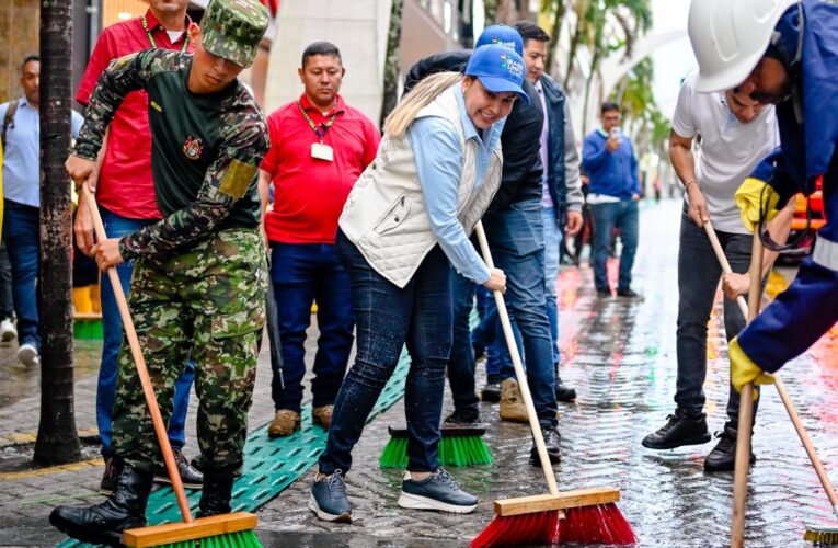 Con escoba y cepillo en mano, Alcaldesa le madrugó a la limpieza de La Tercera