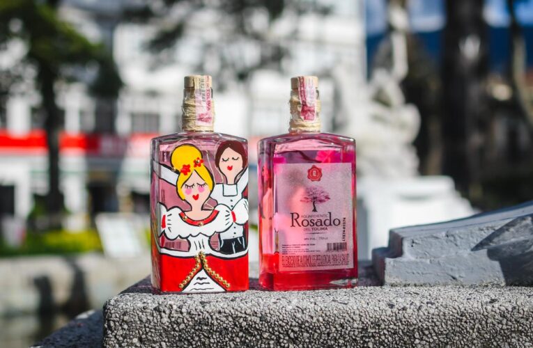 Aguardiente Rosado del Tolima lanza una edición especial alusiva al Festival Folclórico Colombiano