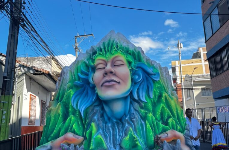Carrozas inspiradas en las maravillas del Tolima deslumbraron en el Gran Desfile de San Pedro del 52° Festival Folclórico Colombiano